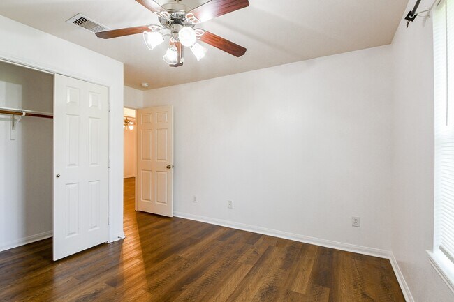 Building Photo - 712 Avenue F