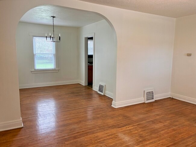 Building Photo - 254 Edward St