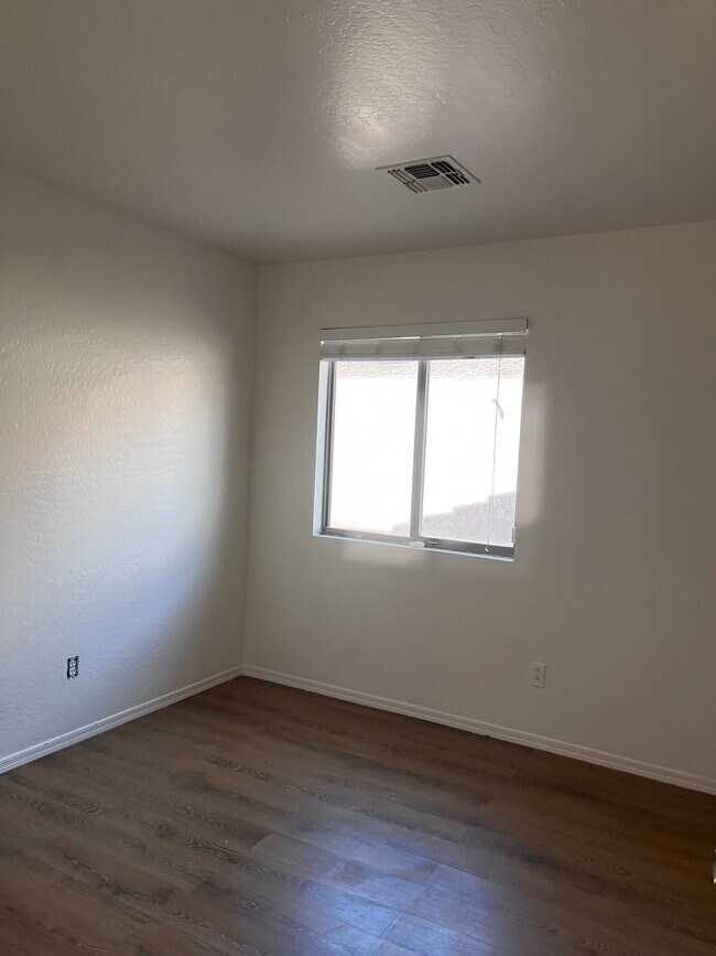 Building Photo - 3133 W Huntington Dr