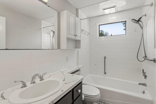 Building Photo - 452 Quarry St