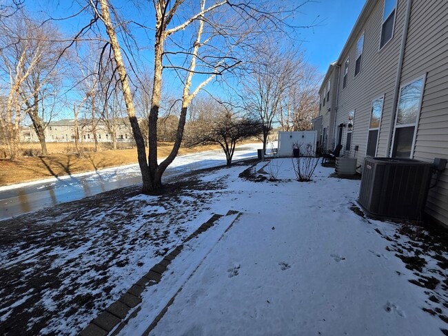 Building Photo - 3996 Blackstone Dr