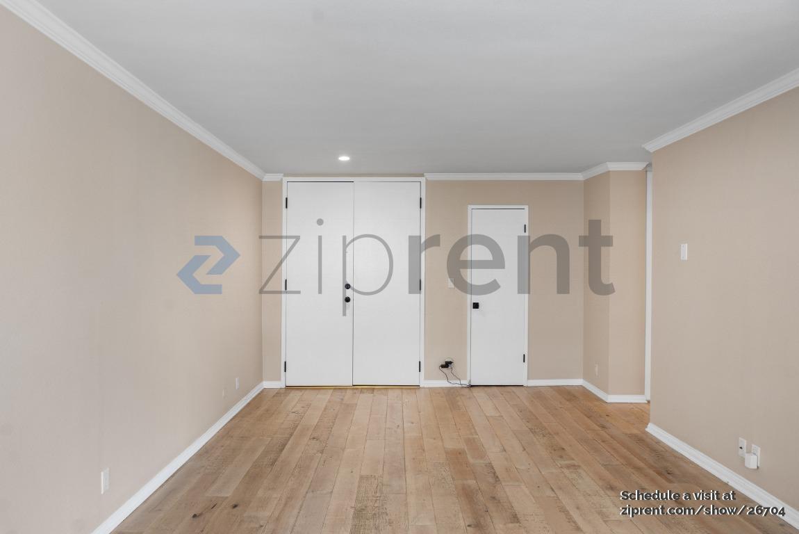 Building Photo - 117 S Doheny Dr