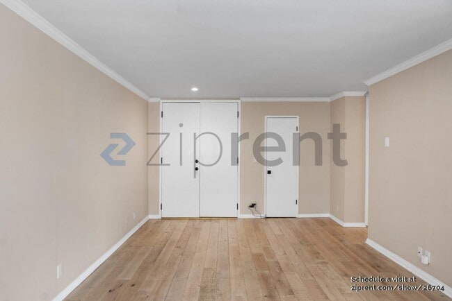Building Photo - 117 S Doheny Dr