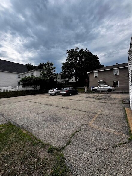 Building Photo - 562 Lake Ave