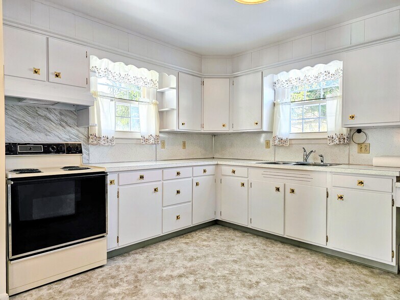 Building Photo - 13 Frederick Ave