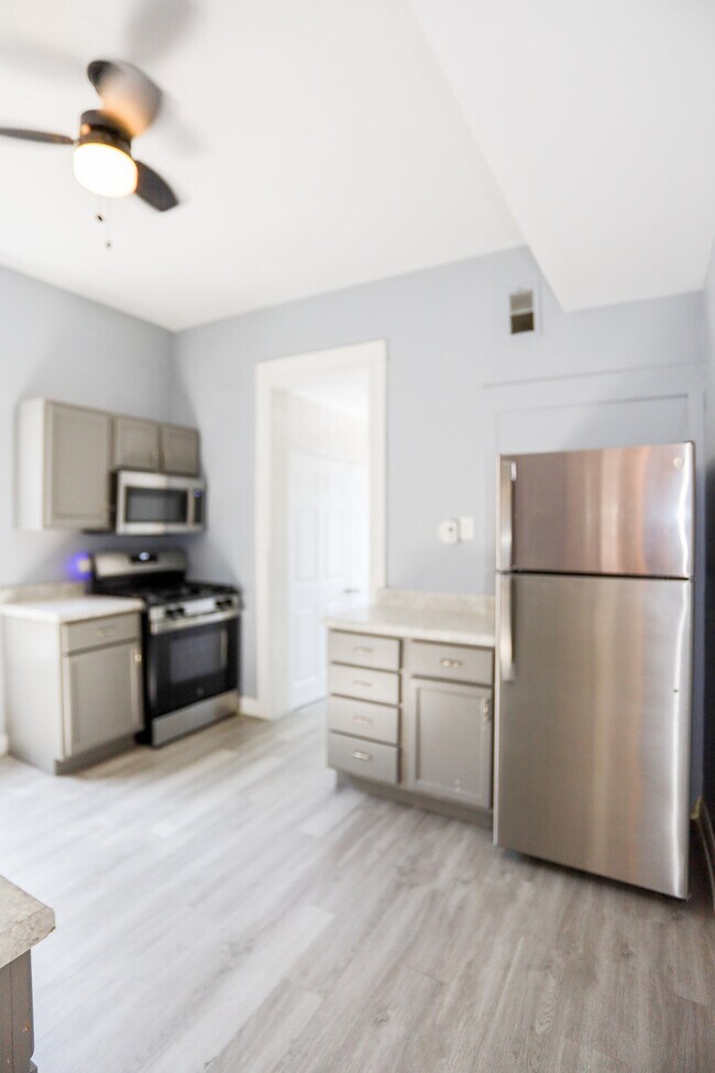 Building Photo - 3525 W Dickens Ave