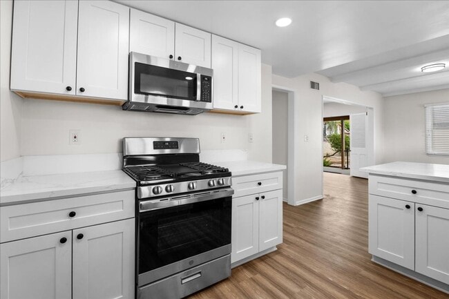 Building Photo - Updated Winnetka 3-Bedroom with Backyard a...
