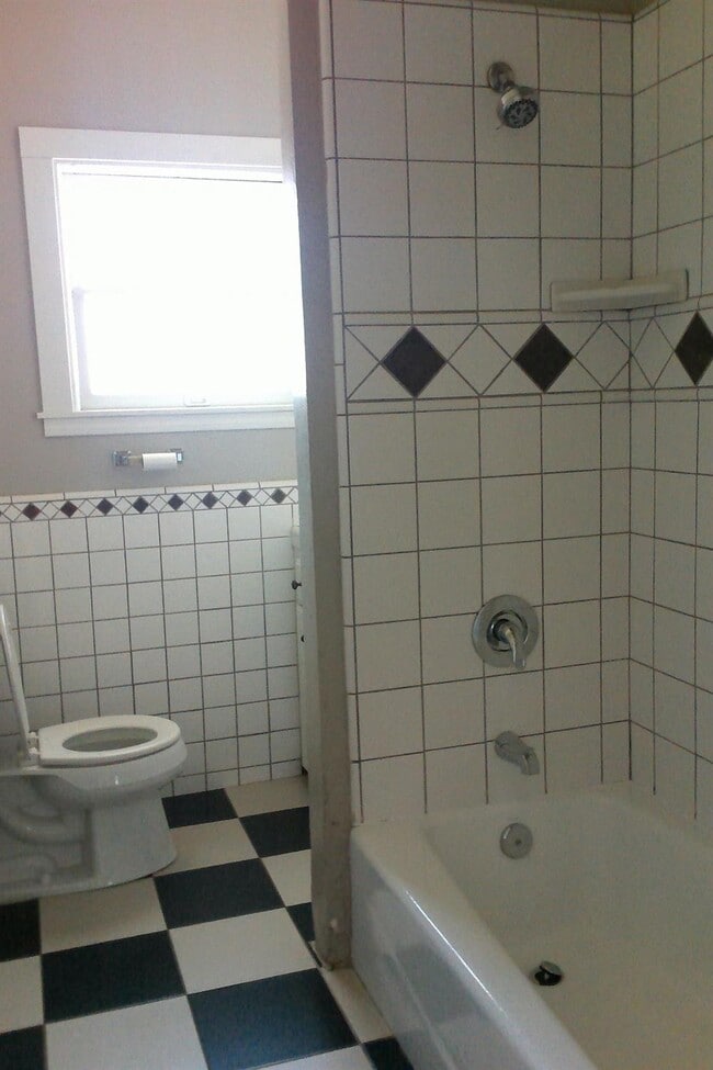 Building Photo - 1284 N Ferger Ave