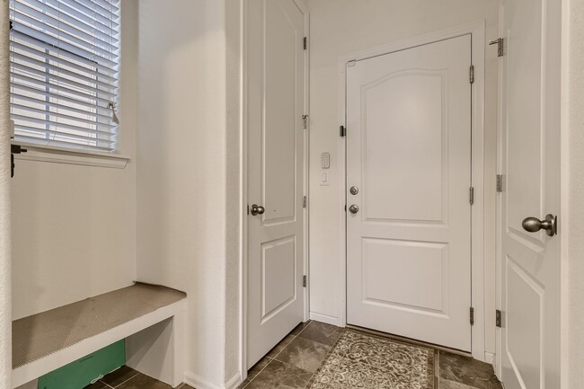 Building Photo - **** SPECIAL OFFER: 1 Month Rent FREE, if lease by July 1st week ****** Beautiful 4 bed, 4 bath h...