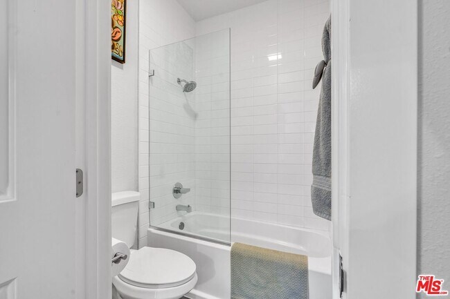 Building Photo - 433 E Tamarack Ave