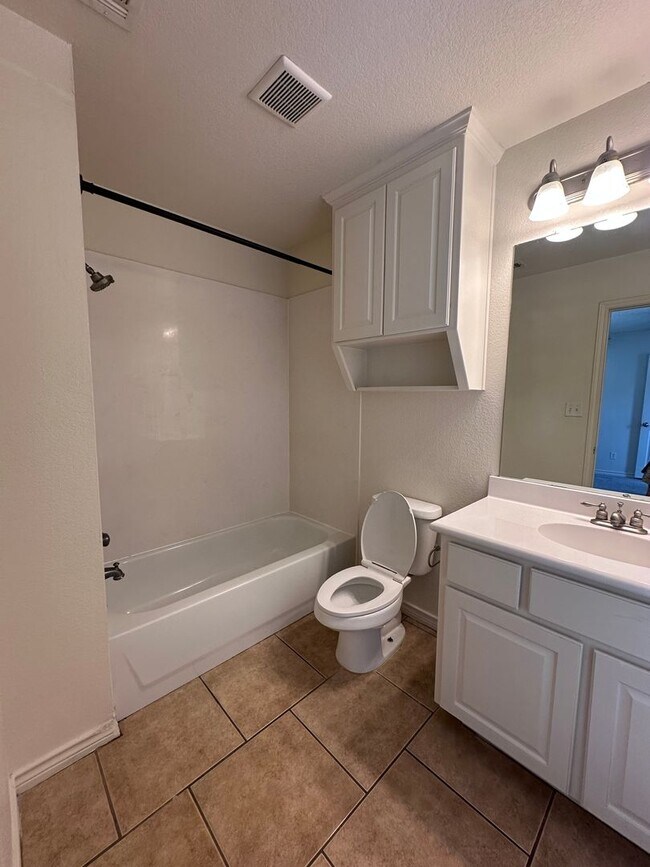Building Photo - 5/5 House in Small Gated Community Near Ba...
