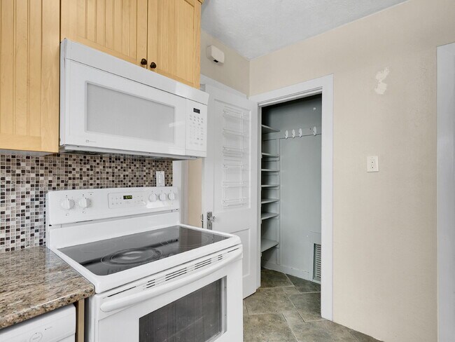 Building Photo - $2,295.00, 1 Bed, 1 Bath Home in Denver