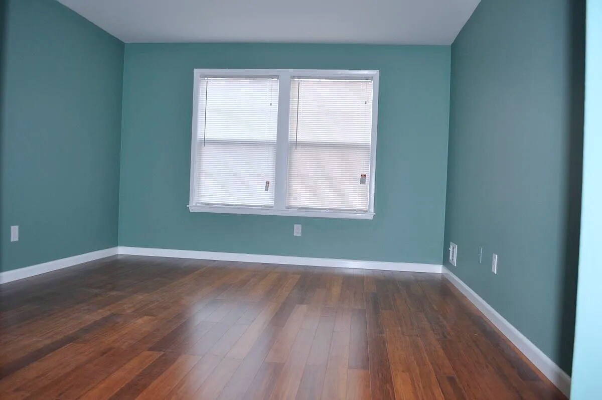 Building Photo - 302 Trinity Ct