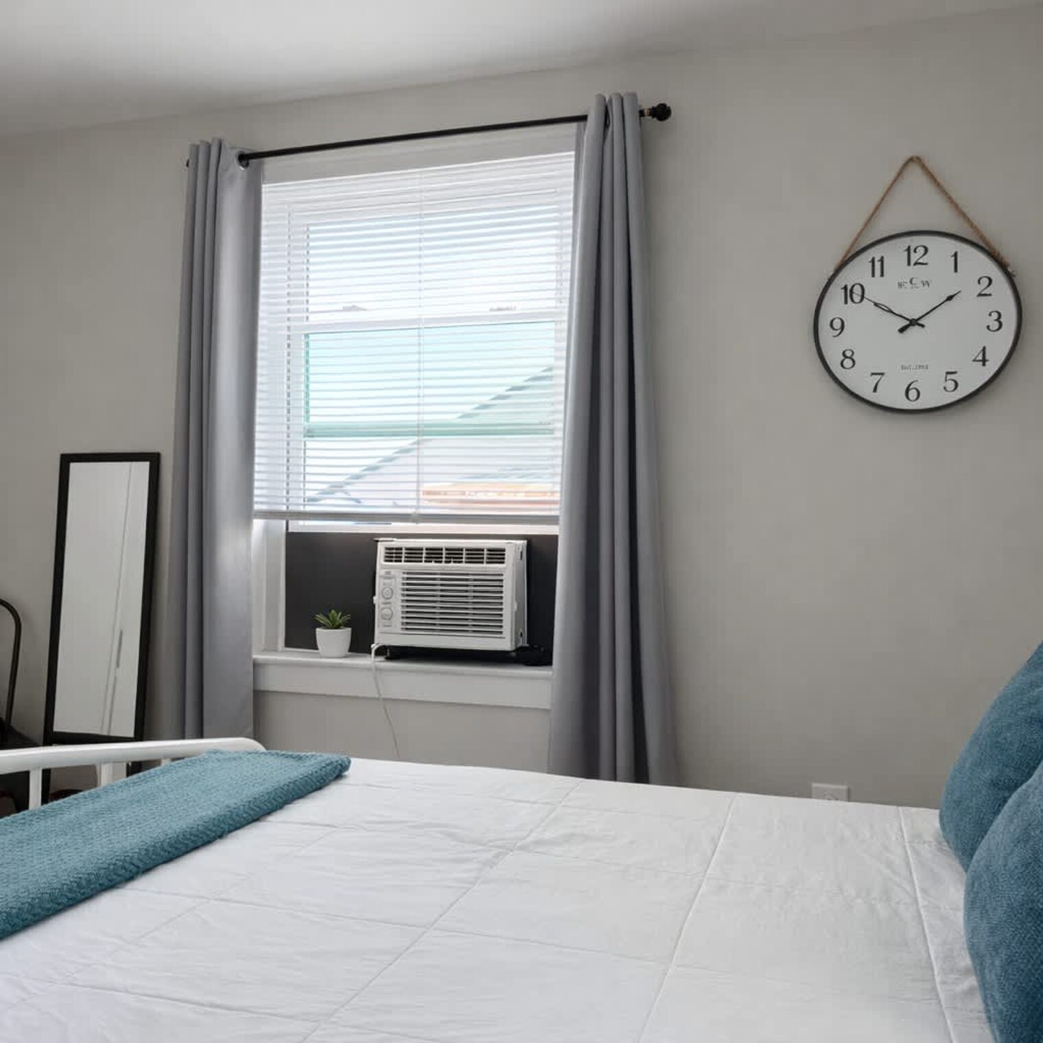 Building Photo - 905 Hill St