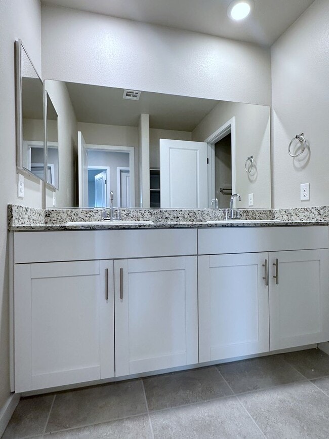 Building Photo - 4bd/2.5bath Single Family Home