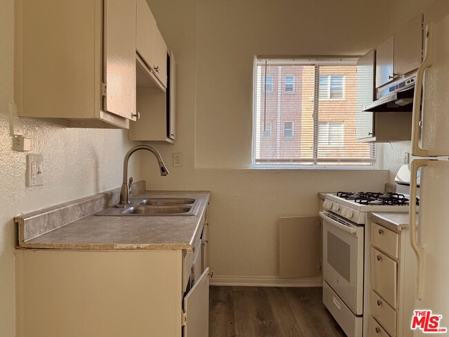 Building Photo - 920 S Hobart Blvd