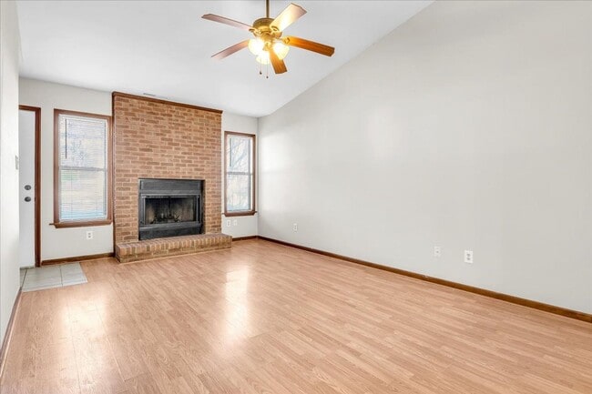 Building Photo - 2 Bed 2.5 Bath Duplex