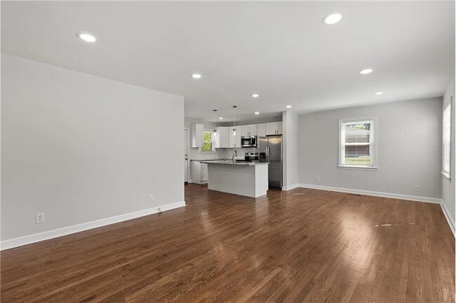 Building Photo - 613 Youngs Ln