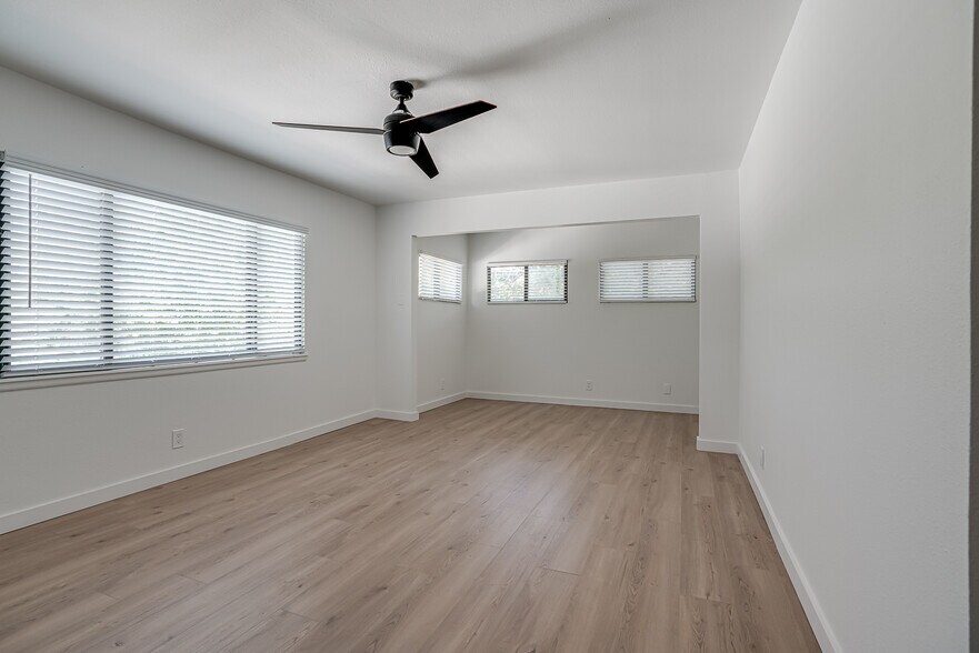 Building Photo - 568 W Quill Dr