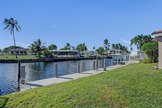 Building Photo - 949 SE 10th Ct