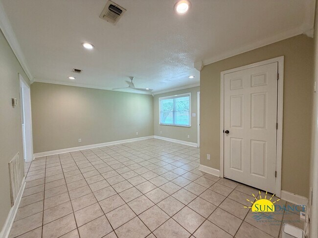 Building Photo - 48 Poulton Dr NW