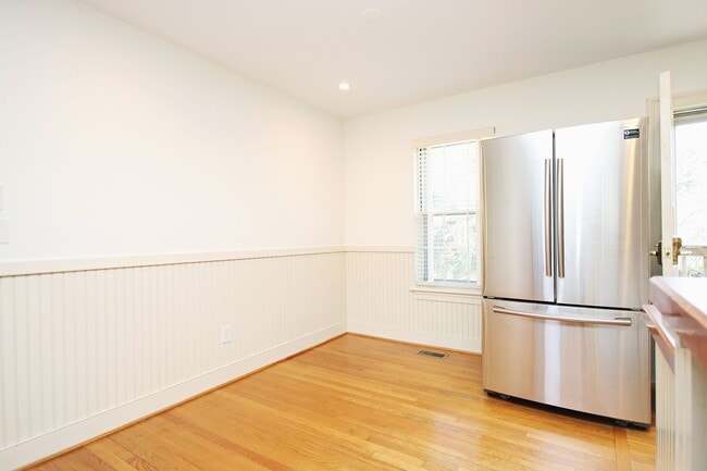 Building Photo - Charming Home With Fenced Yard