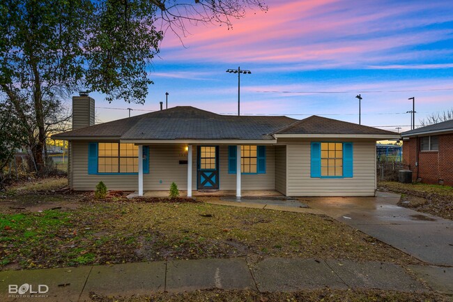 Building Photo - Check Out this 3 bed 2 bath!!