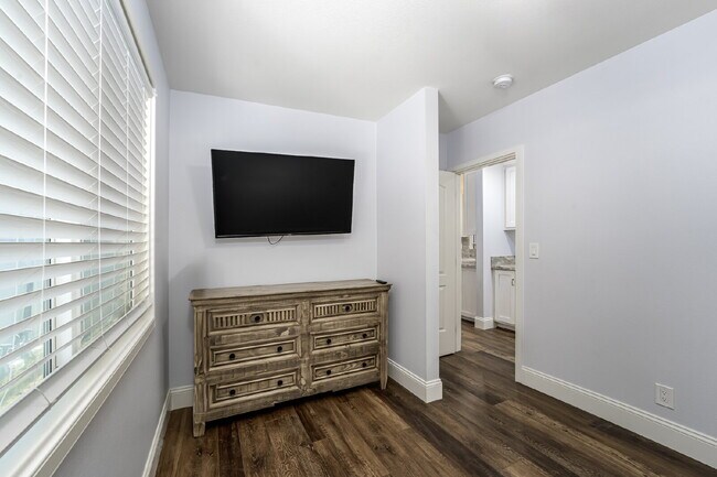 Building Photo - "Turnkey and Fully Remodeled Beachside Ret...