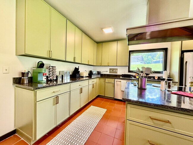 Building Photo - 527 Valewood Ln