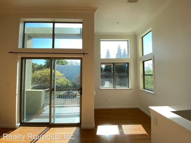 Building Photo - 2 br, 2.5 bath House - 142 4th St