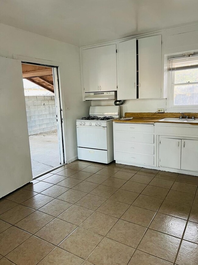 Building Photo - One Bedroom Cottage Available Now