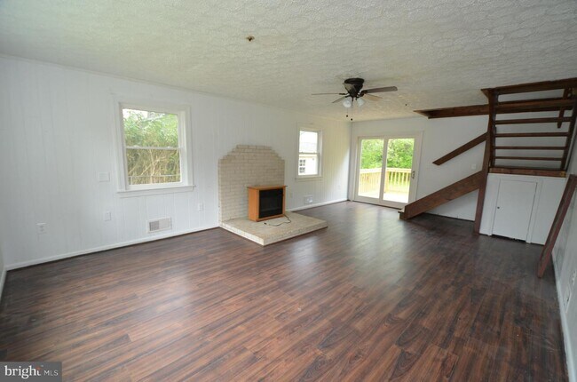 Building Photo - 6201 Shady Side Rd
