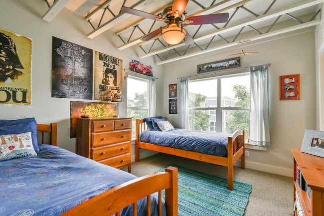 Building Photo - 803 Heschel St