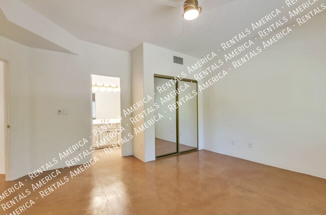 Building Photo - Gorgeous Catalina Home!