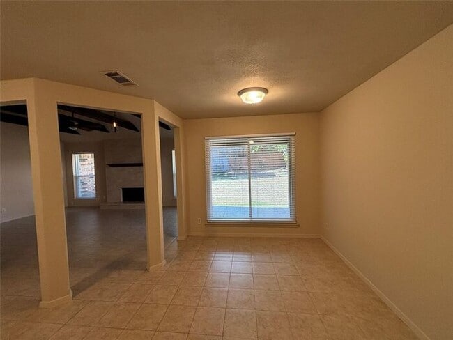 Building Photo - Beautifully updated 3-bedroom 2-bath home