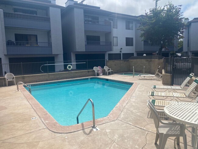 Building Photo - Move-In Special! Large 2BR Condo with GARAGE