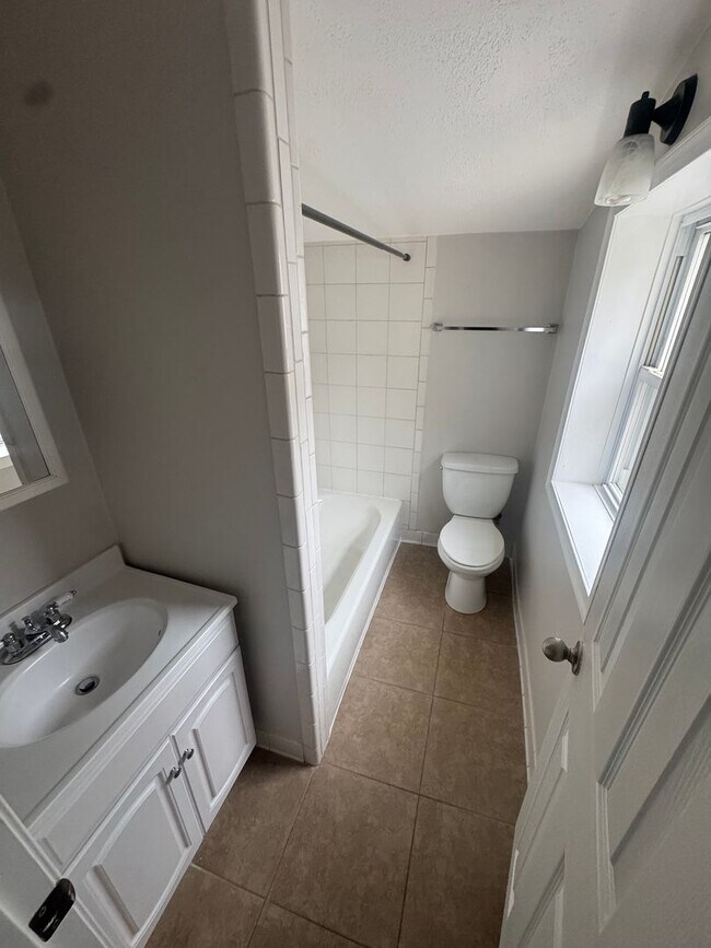 Building Photo - Beautifully Renovated 2 Bed / 2 Bath Rowho...