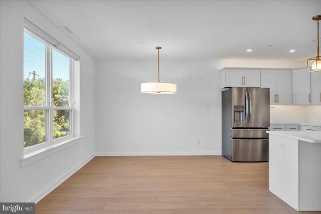 Building Photo - 904 Riverplace Dr