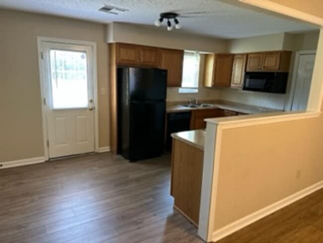 Building Photo - 3 Bed/1.5 Bath Home in Lees Summit!