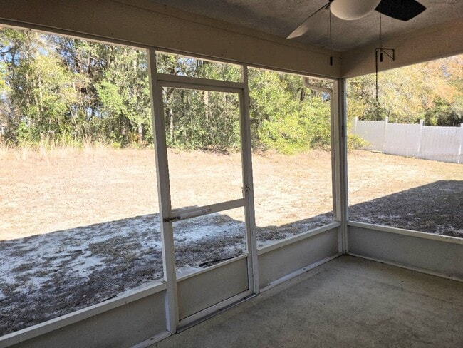 Building Photo - 3 bedroom, 2 bath, 2 car garage on a large lot!