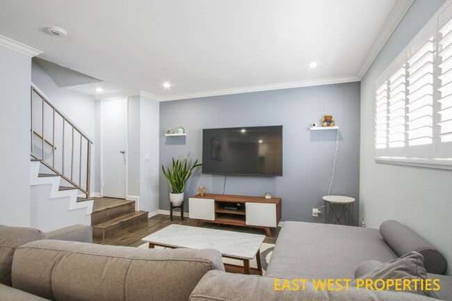 Building Photo - 1430 S Point View St