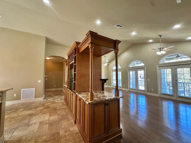 Building Photo - Spacious Haile Plantation Apartment – 3BR/...