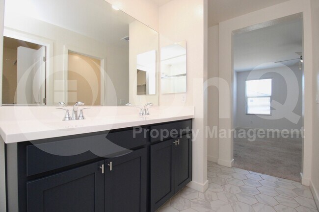 Building Photo - 2540 W La Salle St