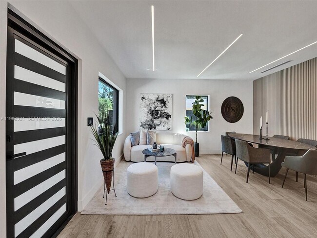 Building Photo - 2066 NE 174th St