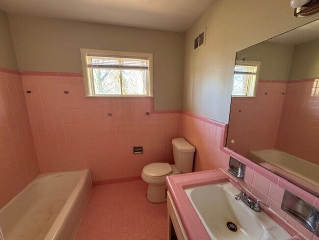 Building Photo - MOVE IN SPECIAL! HALF OFF FIRST MONTH!!