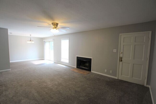 Building Photo - Coming Soon! 2 bed 2 bath Apartment in Sou...