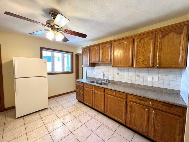 Building Photo - 225 Holland St