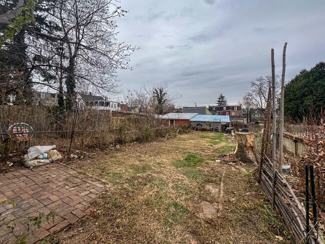 Building Photo - 19 Locust St