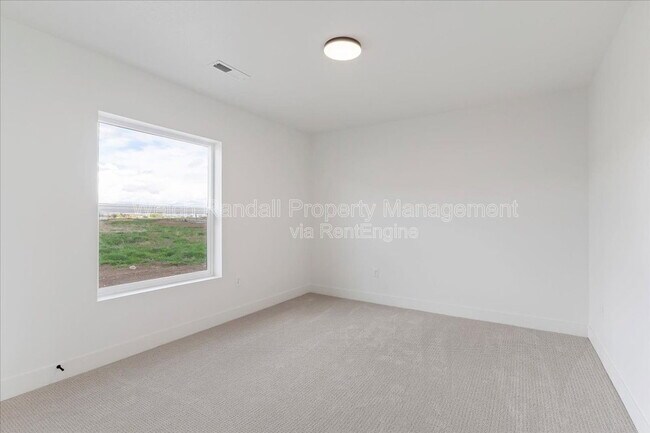 Building Photo - 837 E 3rd N