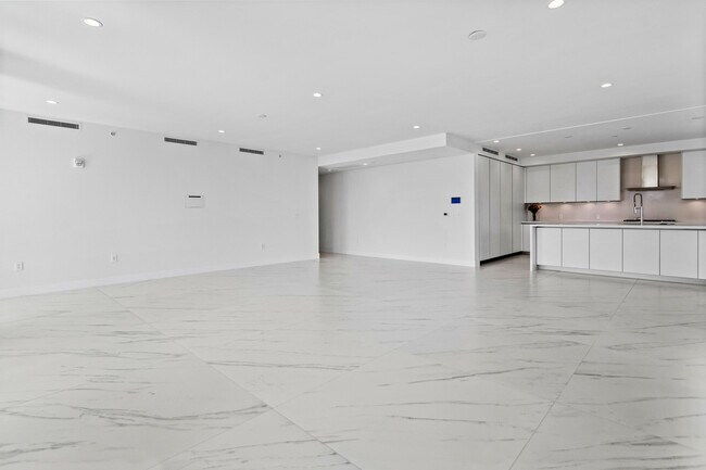 Building Photo - 495 E Royal Palm Rd